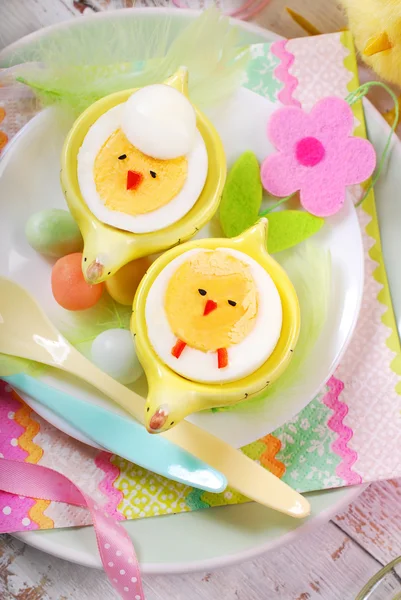 Påsk frukost för barn med kokta ägg som kycklingar — Stockfoto