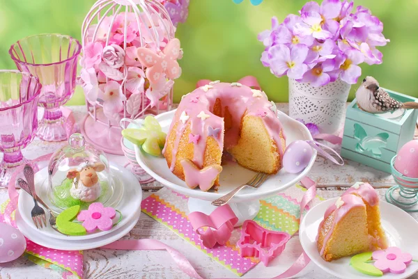 Velikonoční dort prsten s růžovou polevou a jarní mód cukru tvaru motýla — Stock fotografie