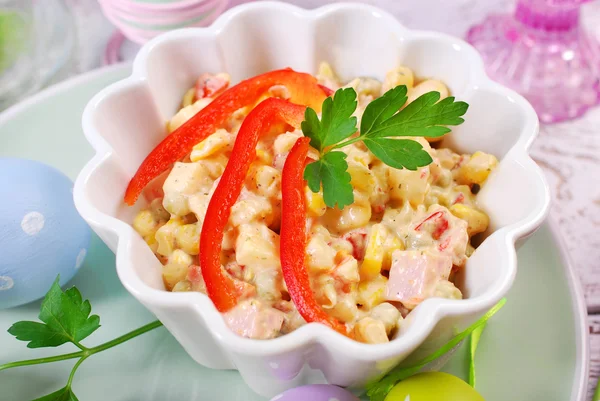 Salade de jambon et légumes avec mayonnaise pour Pâques — Photo