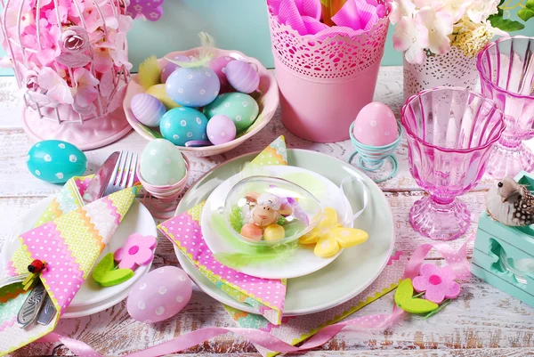 Easter table decoration with eggs and flowers in pastel colors — Stock Photo, Image