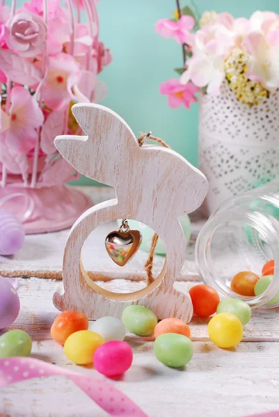 Décoration de Pâques avec lapin en bois et oeufs de bonbons — Photo