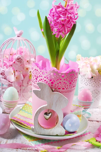 Pasen decoratie met roze hyacinth in pot en houten konijn — Stockfoto