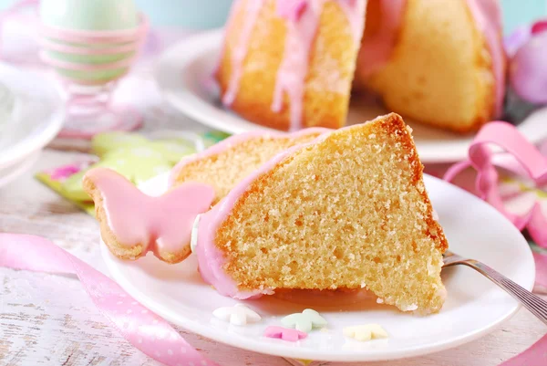 Részben szeletelt húsvéti gyűrű torta rózsaszín hab — Stock Fotó