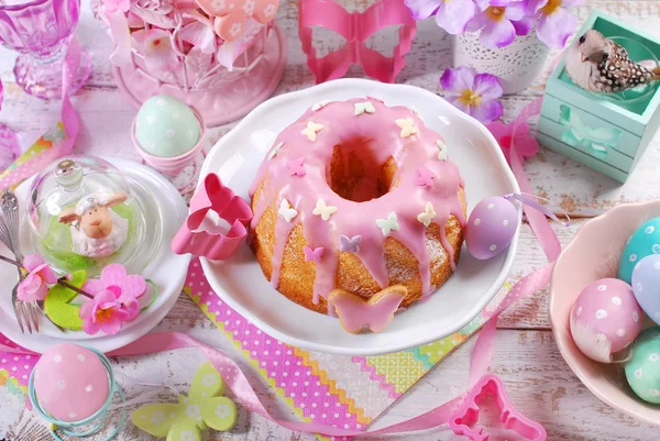 Великодній кільцевий торт з рожевим глазур'ю та цукром у формі метелика — стокове фото