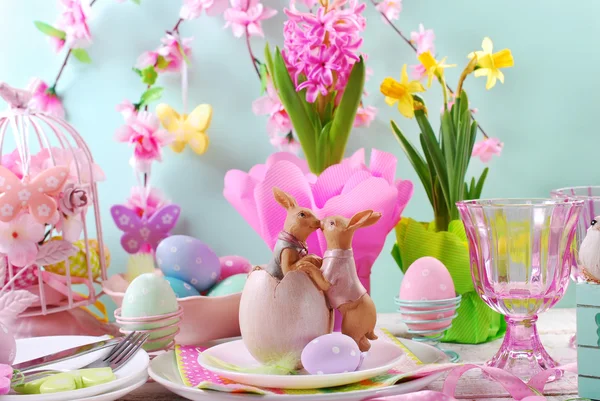 Украска пасхального стола кроликами и весенними цветами — стоковое фото