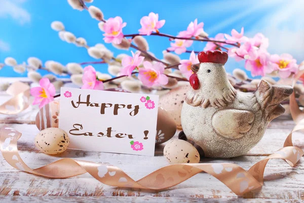 Tło Wielkanoc z kura i tekst powitania na karcie papieru — Zdjęcie stockowe