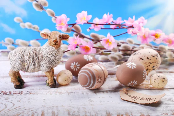Великодній фон з глиняною бараниною та яйцями — стокове фото