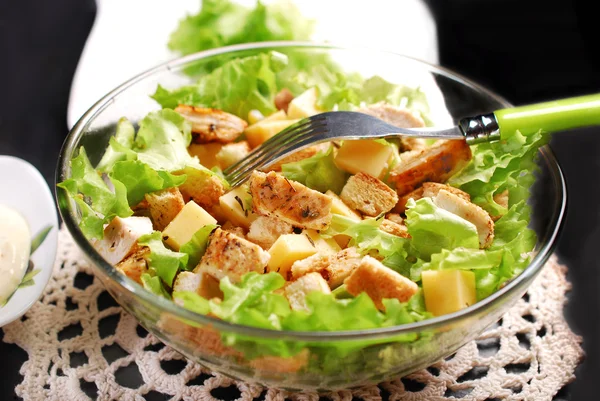 Salade césar dans un bol en verre — Photo