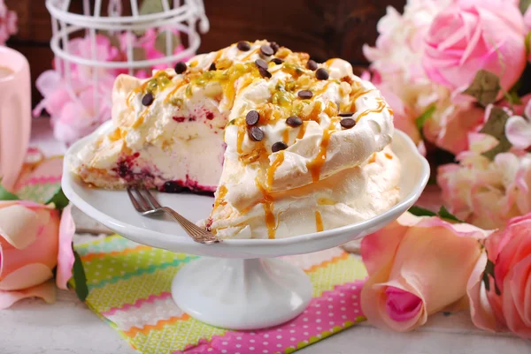 新鮮な maracuja とキャラメルのメレンゲのケーキ — ストック写真