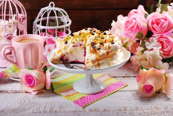 Baiser-Kuchen mit frischem Maracuja und Karamell — Stockfoto