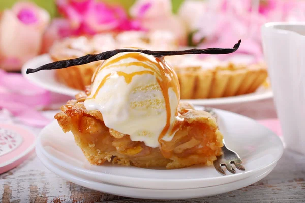 Шматочок яблучного пирога з ванільним морозивом — стокове фото