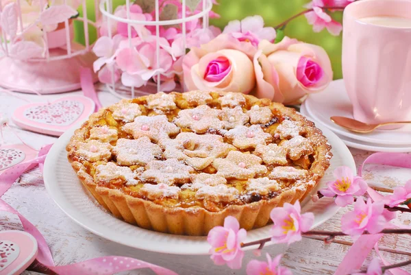 Homemade apple pie with cut out spring flowers — Stock Photo, Image