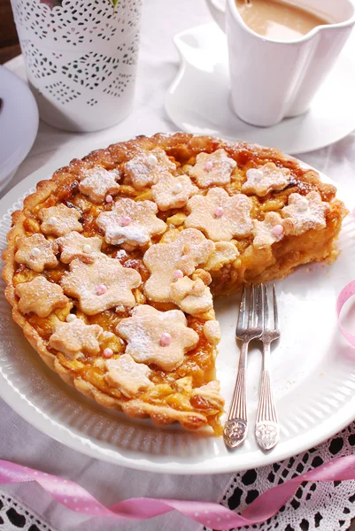 Homemade apple pie with cut out spring flowers — Stock Photo, Image