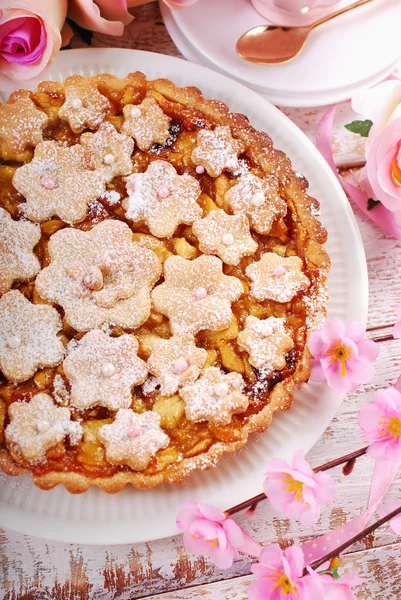 Homemade apple pie with cut out spring flowers — Stock Photo, Image