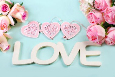 romantik aşk arka planda pastel renkler