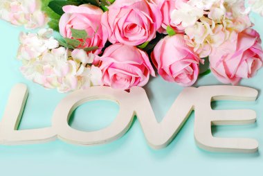 romantik aşk arka planda pastel renkler