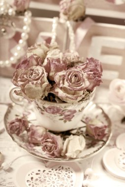 vintage tarzı porselen çay fincanı içinde güzel kurutulmuş güller