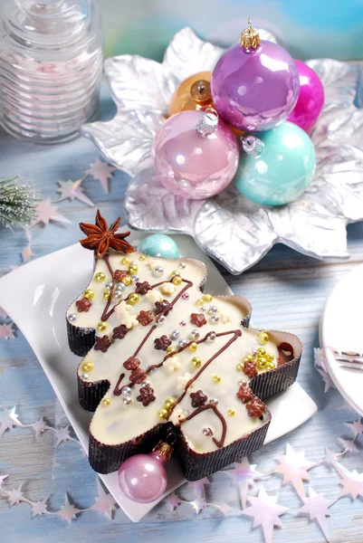 Weihnachtsbaumkuchen mit Zuckerguss und Streusel — Stockfoto