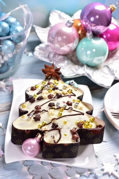 Kerstboom vormige cake met slagroom en hagelslag — Stockfoto