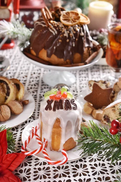 Bolo Panettone Tradicional Com Decoração Outros Doces Natal Mesa Festiva — Fotografia de Stock