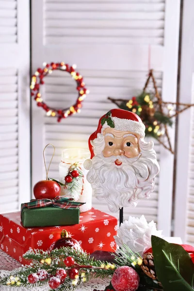 Weihnachtsdekoration Mit Weihnachtsmann Tonkopf Und Geschenkschachteln Auf Dem Tisch — Stockfoto