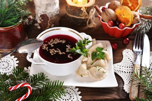 Traditionell Polen Julafton Röd Borscht Och Dumplings Med Surkål Och Royaltyfria Stockfoton