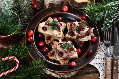 Yıldız şeklinde kanepeler, yağlı ringa balıkları ve Noel için kurutulmuş kızılcıklar.