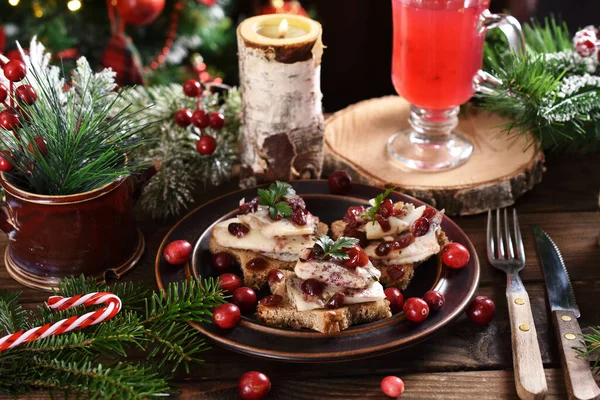 Sternförmige Kanapees Mit Heringen Und Getrockneten Preiselbeeren Weihnachten lizenzfreie Stockbilder