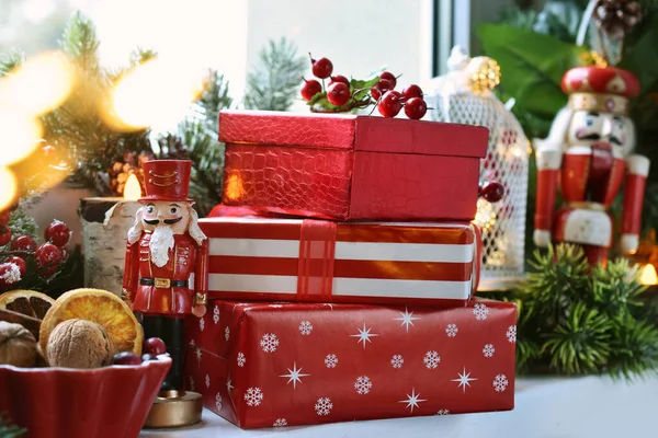 Pencere Kenarında Hediye Kutuları Fındıkkıranlarla Noel Süslemesi — Stok fotoğraf