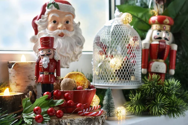 Juldekoration Fönsterbrädan Med Nötknäppare Jultomte Och Ljuslykta — Stockfoto