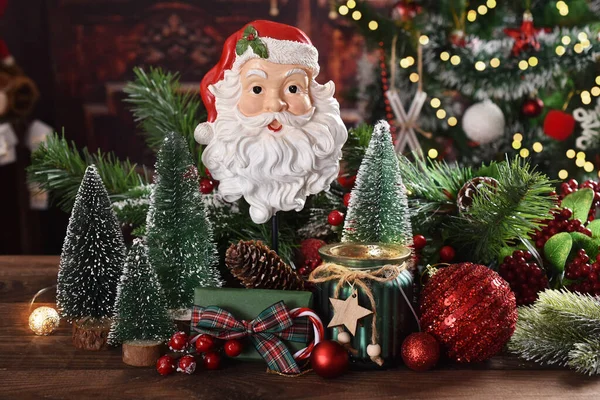 Jularrangemang Med Santa Inredning Anf Gran Grenar Träbord — Stockfoto