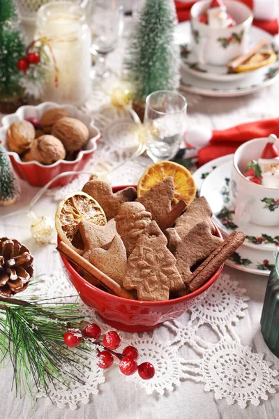 Galletas Jengibre Navidad Caseras Tazón Rojo Mesa Festiva —  Fotos de Stock