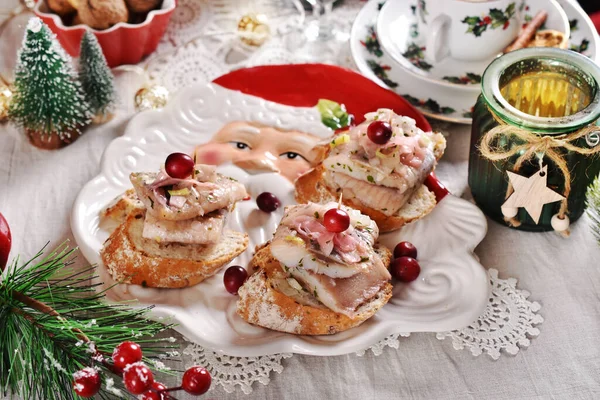 Mini Tartine Con Aringhe Zenzero Sottaceto Cipolla Sott Olio Natale — Foto Stock