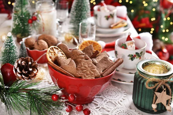 Zelfgemaakte Kerst Peperkoek Koekjes Rode Kom Feestelijke Tafel — Stockfoto