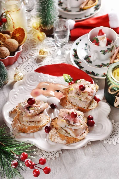 Mini Tartine Con Aringhe Zenzero Sottaceto Cipolla Sott Olio Natale — Foto Stock