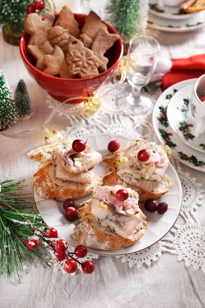 Mini Canapés Com Arenque Gengibre Conserva Cebola Óleo Natal Mesa Imagem De Stock