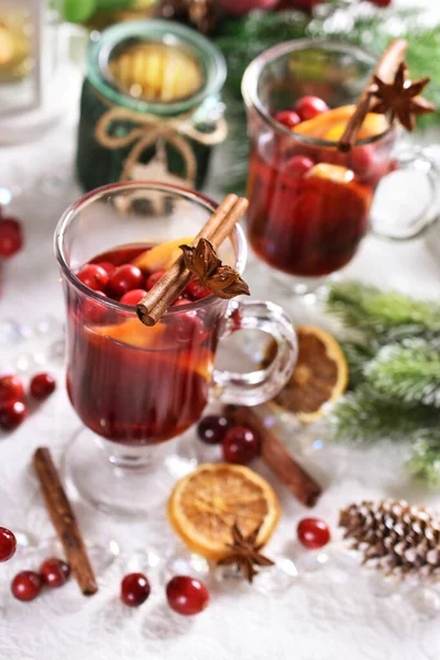 Dois Copos Vinho Quente Com Laranja Cranberries Especiarias Mesa Festiva — Fotografia de Stock