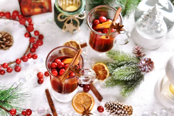 Dois Copos Vinho Quente Com Laranja Cranberries Especiarias Mesa Festiva — Fotografia de Stock