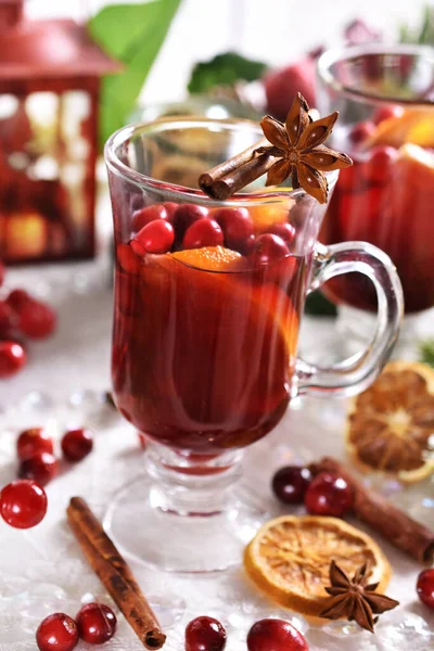 Dois Copos Vinho Quente Com Laranja Cranberries Especiarias Mesa Festiva — Fotografia de Stock