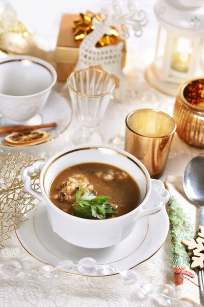Traditionelle Heiligabend Pilzsuppe Mit Gerste Auf Festlichem Tisch Weiß Und — Stockfoto