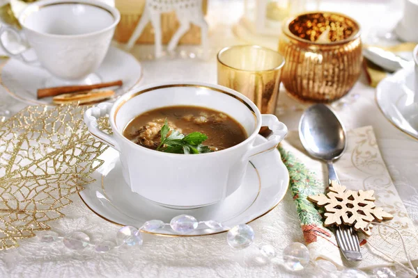 白と黄金の色でお祝いのテーブルの上に大麦と伝統的なクリスマスイブキノコスープ — ストック写真