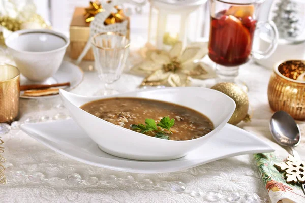 有大麦的蘑菇汤 放在雅致的白色碗里 用于传统的平安夜晚餐 — 图库照片