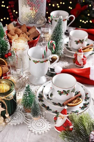 Рождественский Стол Красивой Посудой Традиционных Бело Красно Зеленых Тонах — стоковое фото