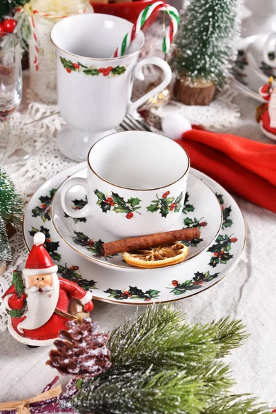 Ajuste Mesa Navidad Con Vajilla Hermosa Colores Tradicionales Blanco Rojo —  Fotos de Stock