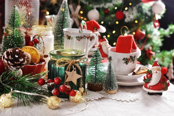 Kersttafel Met Mooi Servies Traditionele Wit Rood Groene Kleuren — Stockfoto