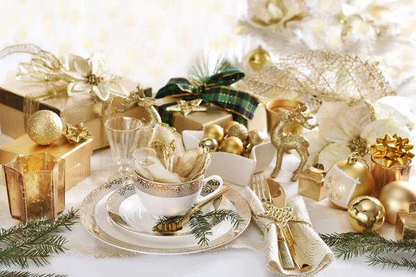 Ajuste Mesa Navidad Con Hermosa Vajilla Colores Blanco Dorado Estilo —  Fotos de Stock