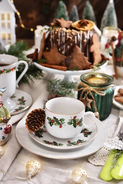 Рождественский Стол Красивой Посудой Традиционных Бело Красно Зеленых Тонах Деревенском — стоковое фото