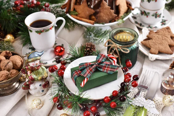 Geleneksel Beyaz Kırmızı Yeşil Renkli Güzel Sofra Takımlarıyla Noel Sofrası — Stok fotoğraf