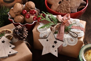 DIY, yaratıcı bir şekilde paketlenmiş noel hediyesi yıldız şekilli dekor ve dantel ahşap masa üzerinde rustik tarzda