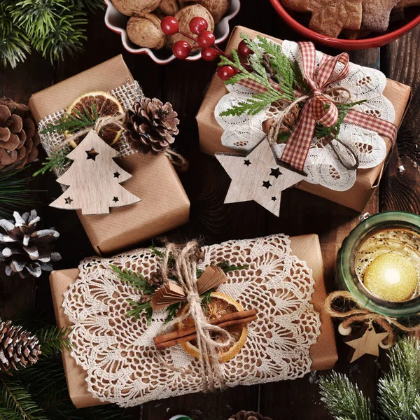 Cama Plana Con Bricolaje Regalos Navidad Envueltos Creativamente Con Encaje —  Fotos de Stock